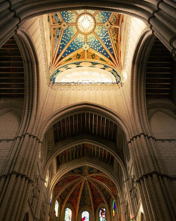 Bóveda de la catedral de la Almudena pintada con estrellas, vista desde la nave. Madrid.